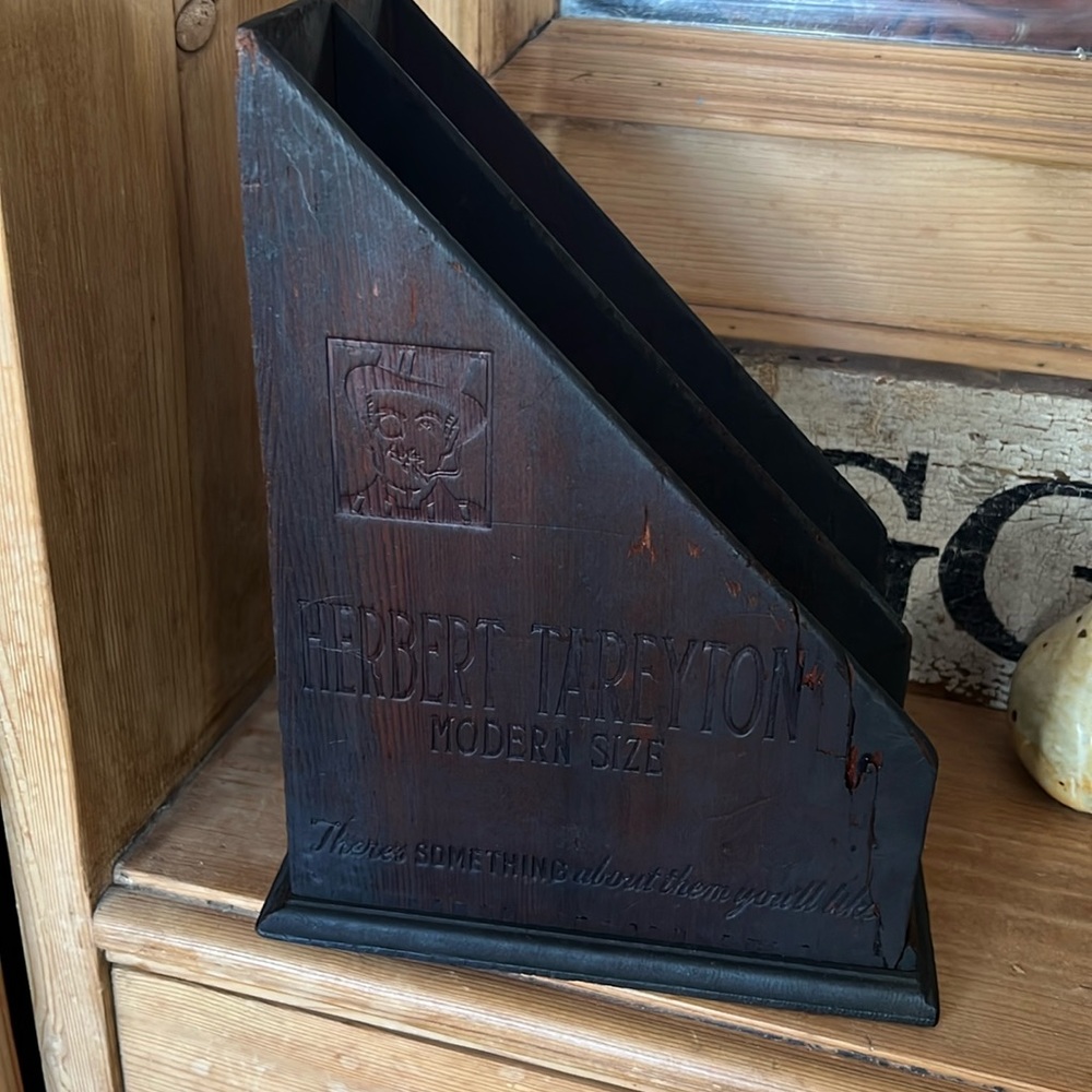 Vintage Wooden Ciggerate Display Case - Picture 3 of 13